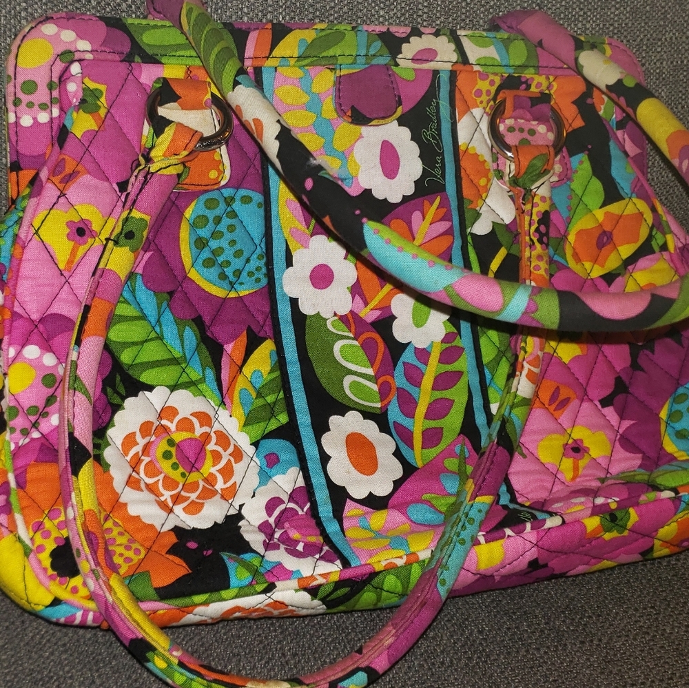 Vera Bradley handbag. Multicolor. Magnet closure.